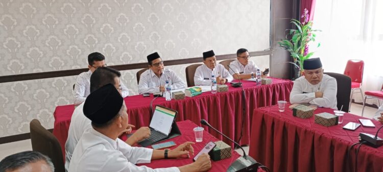 PIMPIN—Bupati Padangpariaman Suhatri Bur saat pimpin rapat evaluasi dalam rangka refleksi atas pelaksanaan kegiatan dan pembangunan selama tahun 2024.