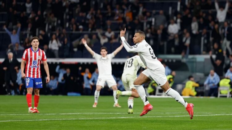 PENYELAMAT— Kylian Mbappe menyelamatkan wajah LosBlancos melalui golnya pada menit ke-50, pada derby Madrid yang berlangsung di Stadion Santiago Bernabeu, Madrid, Minggu (9/2).