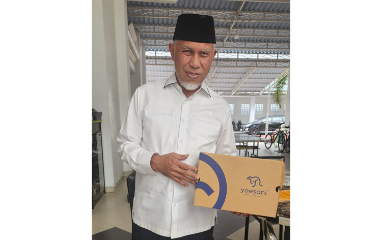 Gubernur dan Wakil Gubernur Sumbar Terpilih, Gunakan Produk UMKM Lokal Saat Pelantikan 1 LIHATKAN—Gubernur Sumatera Barat (Sumbar), Mahyeldi Ansharullah lihatkan UMKM produk lokal merek “Yoesani” .