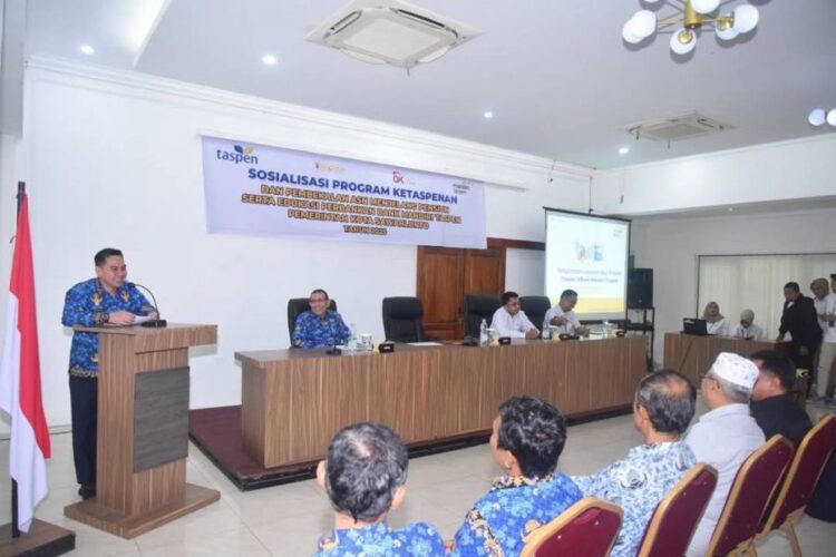 BUKA— Pj Wako Sawahlunto Fauzan Hasan berikan sambutan saat membuka Sosialisasi Program Taspen dan Pembekalan Masa Purna Tugas ASN, di Hotel Khas Ombilin, pada Senin (17/2).