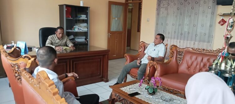 SERAHKAN—Camat Lareh Sago Halaban Wahyu Marmora Samry saat menyerahkan keputusan Bupati.