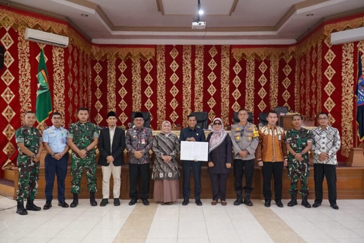 FOTO BERSAMA— Ketua DPRD Kota Payakumbuh bersama Forkopimda dan Ketua KPU Kota Payakumbuh saat apat Paripurna pengumuman pasangan Wali Kota dan Wakil Wali Kota terpilih hasil Pilkada 2024, Minggu (9/2).