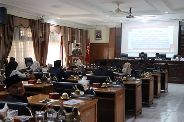 RAPAT PARIPURNA— Rapat Paripurna DPRD Bukittinggi, Jumat (7/2).