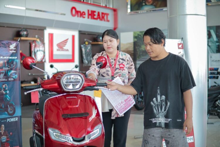 LAYANI KONSUMEN-Sales marketing PT Menara Agung melayani konsumen yang melakukan pembelian Honda Stylo 160.