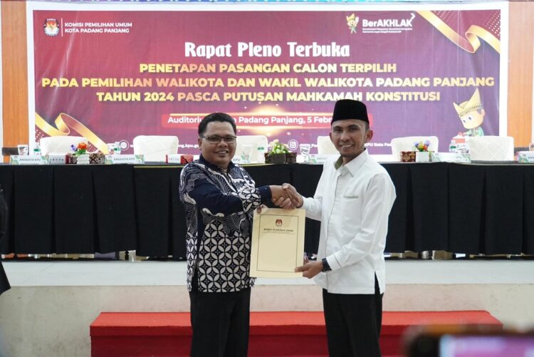 SERAHKAN SK PENETAPAN— Ketua KPU Kota Padang Panjang, Puliandri serahkan surat penetapan Wako dan wawako terplih Kota Padang Panjang kepada Wawako Allex Saputra.