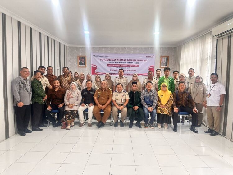 USAI—Kantor Pertanahan Kota Solok usai pengambilan sumpah dan pelantikan panitia  Ajudikasi dan Satuan Tugas Pendaftaran Tanah Sistematis Lengkap (PTSL) Kota Solok Tahun 2025, foto bersama.