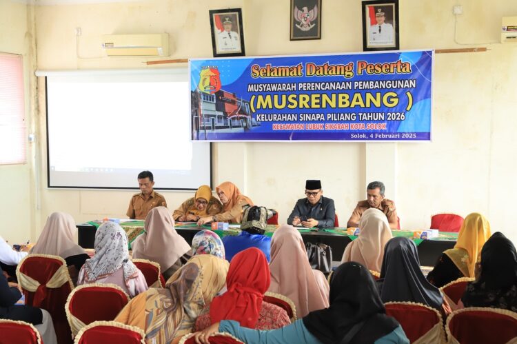 MUSRENBANG—Terlihat kegiatan Musrenbang  Kelurahan di Kota Solok diikuti bergai pihak.