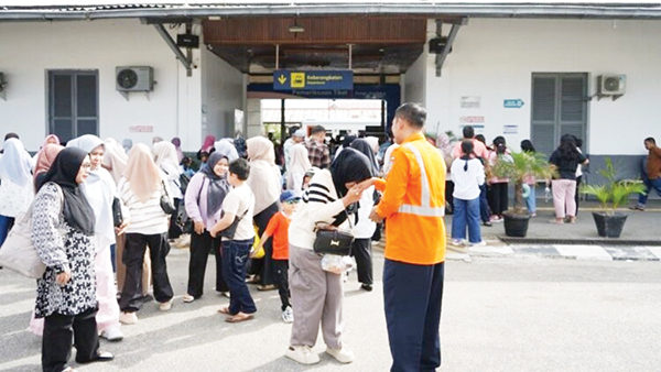 Hari Pertama Gapeka 2025, KAI Divre II Sumbar Ajak 36 Anak Panti Asuhan Naik KA Gratis 1 NAIK KERETA— PT KAI (Persero) Divisi Regional II Sumbar mengajak 36 anak dari Panti Asuhan An-nisa’ Kota Padang menggunakan KA Pariaman Ekspres relasi Padang – Pariaman PP secara gratis, Sabtu (1/2).