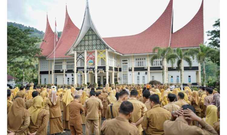 Pimpin Apel, Sekda Solok Selatan Sampaikan Sejumlah Poin 1 PIMPIN— Sekretaris Daerah Solok Selatan H. Syamsurizaldi saat memimpin apel gabungan Senin (24/2).