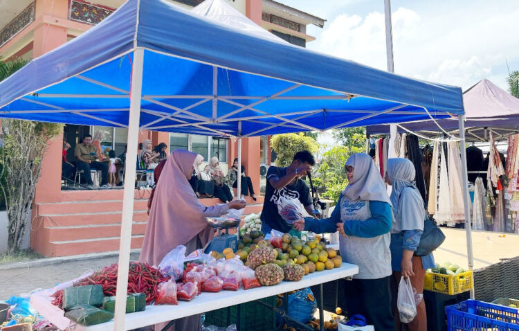 Antusias Warga Berkunjung ke Pasar Murah Makin Tinggi, Stabilitas Harga Tetap Terjaga Memasuki Ramadhan 1 HARGA TERJANGKAU— Hari ketiga pasar murah Pemko bersama Kejari Padang di halaman kantor Camat Kuranji, Kamis (13/2), makin diminati warga. Harga terjangkau dan lebih murah dari pasar membuat warga tertarik belanja kebutuhan pokok.