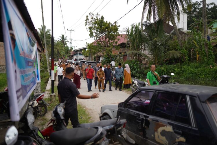 TEMUI—Wakil Bupati Solok Jon Firman Pandu, melaksanakan kunjungan kerja dan temu ramah bersama masyarakat di Jorong Padang Balimbiang Nagari Koto Sani, Kabupaten Solok