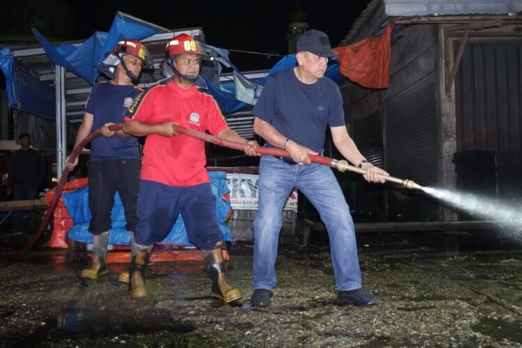 BERSIHKAN PASAR— Wakil Wali Kota Payakumbuh Elzadaswarman memimpin langsung pelaksanaan pembersihan Pasar Tradisional Ibuh jelang masuknya bulan suci Ramadhan 1446 Hijriah.