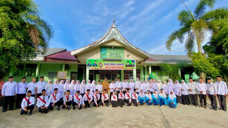 BERFOTO BERSAMA—Plt Kepala Dinas Pendidikan Dasar dan Menengah Kota Pariaman Ricky Falentino berfoto bersama usai menjadi pembina upacara di MTsN 1 Kota Pariaman.