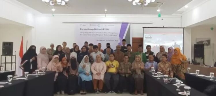 FOTO BERSAMA—
Peserta Forum Grup
Diskusi foto bersama
usai kegiatan.