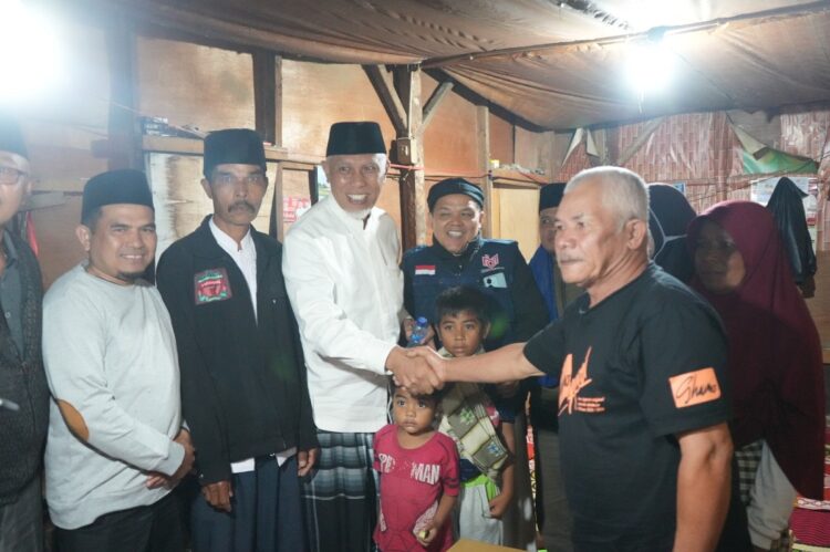 SERAHKAN BANTUAN BEDAH RUMAH— Gubernur Sumbar Mahyeldi Ansharullah, serahkan bantuan bedah rumah untuk keluarga Nuraniah (57), Senin (3/3) di Nagari Taratak Tangah, Kecamatan Lembah Gumanti, Kabupaten Solok.