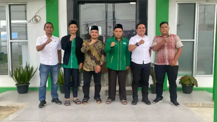 DUKUNG PROGRAM—Khatib Syuriah Pengurus Cabang Nahdlatul Ulama (PCNU) Kabupaten Solok bersama pengurus menyatakan dukungan terhadap program Kapolda Sumbar.