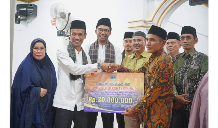 SERAHKAN—Wakil Bupati Solok Selatan H. Yulian Efi, serahkan bantuan uang pembangunan senilai Rp 30 juta dalam kunjungan Tim II Safari Ramadhan.