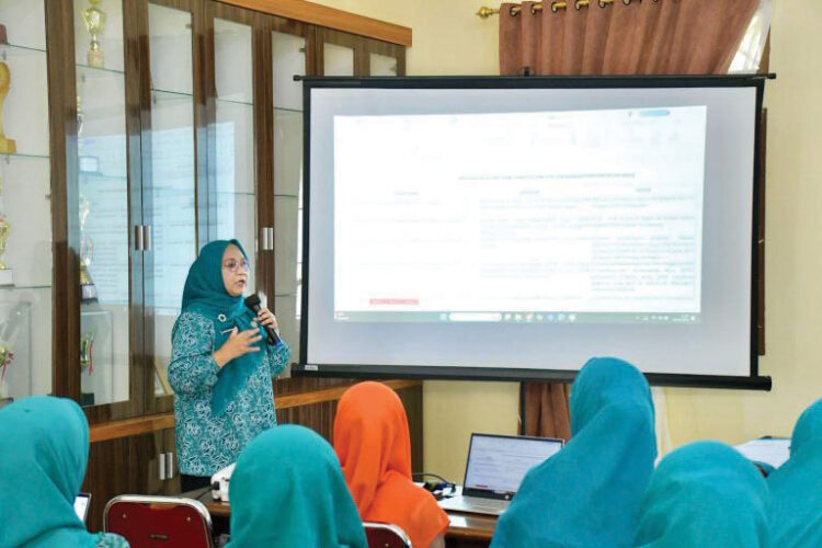 RAPAT PENGURUS PKK— Pasca dilantik, Ketua TP.PKK Agam, Ny. Merry Benni Warlis, pimpin rapat perdana bersama seluruh pengurus di Kantor PKK Kabupaten Agam, Lubuk Basung, Senin (10/3).