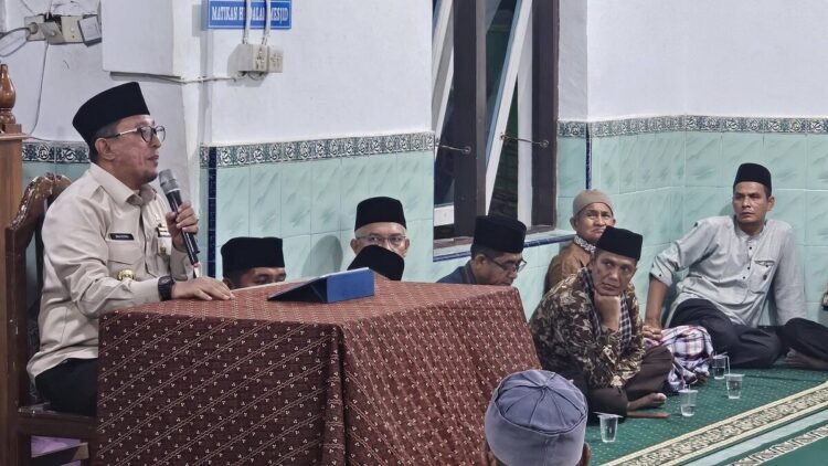 SAFARI RAMADHAN— Bupati Tanah Datar Eka Putra, sampaikan sejumlah progres penting dan pembangunan saat kegiatan Safari Ramadhan di Masjid Nurul Ihsan, Jorong Baduih Nagari Simawang Kecamatan Rambatan, Kamis (13/3) malam.