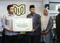 TERIMA DANA ZAKAT— Baznas Kota Padang Panjang menerima zakat muqayyad Rp280 juta dari PT Toko Besi Hidayah dan langsung menyalurkannya kepada 85 karyawan perusahaan tersebut.  Penyerahan zakat ini dilakukan dalam acara buka puasa bersama yang diadakan di Menyala Coffee, Padang Panjang, Sabtu (8/3).