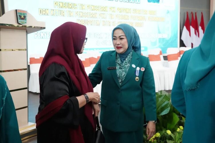 DILANTIK KEMBALI— Ny Lise Eka Putra berbincang dengan tamu lainnya usai dilantik di Auditorium Gubernur.
