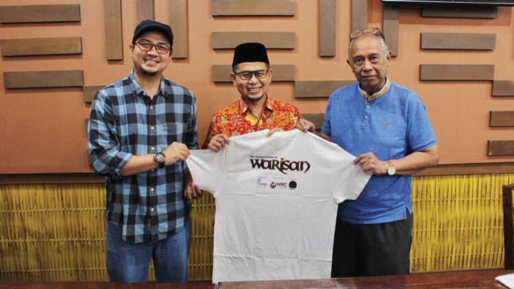 Warisan Sejarah Minangkabau dan Negeri Sembilan Digali Lewat Film Dokumenter 1 RAMAH TAMAH— Ramah tamah antara Wakil Walikota Bukittinggi Ibnu Asis bersama Sejarawan & Sutradara Film Dr. Anwardi Jamil ( Malaysia ) dan Arief Malinmudo, Co-Producer Film Warisan Pertabalan Raja Negeri Sembilan.