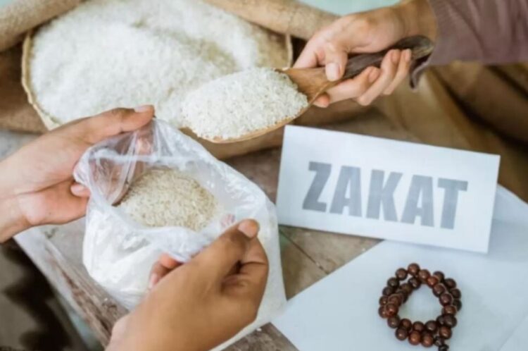 ILUSTRASI— Membayar zakat fitrah.