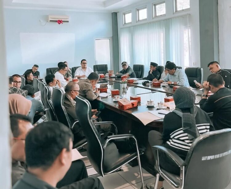 POLEMIK RETRIBUSI WISATA HARAU— Sekretaris Komisi II, Benni Okva Della saat memimpin Rapat dengar pendapat (RDP) dengan sejumlah OPD, membahas polemik retribusi masuk wisata Harau, pada 28 Februari 2025 lalu.