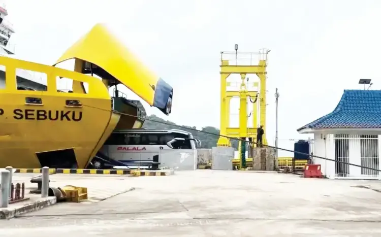 ILUSTRASI— Kapal di Pelabuhan Penyeberangan Merak memuat kendaraan.