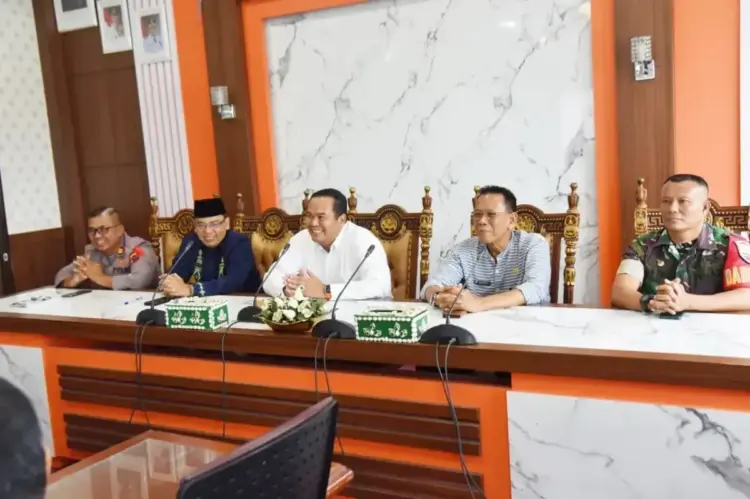 Kendalikan Inflasi Daerah, Kemendagri Apesiasi Walikota Pariaman Yota Balad 1 ZOOM MEETING—Wali Kota Pariaman Yota Balad bersama stakeholder terkait ikuti zoom meting.