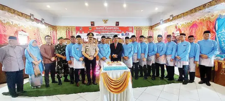 FOTO bersama Ketua, Wakil Ketua, dan Anggota DPRD, bersama Bupati dan Wakil Bupati, unsur Forkopimda dan tokoh masyarakat Kabupaten
Lima Puluh Kota usai rapat paripurna hari jadi Kabupaten Lima Puluh Kota ke-184.
