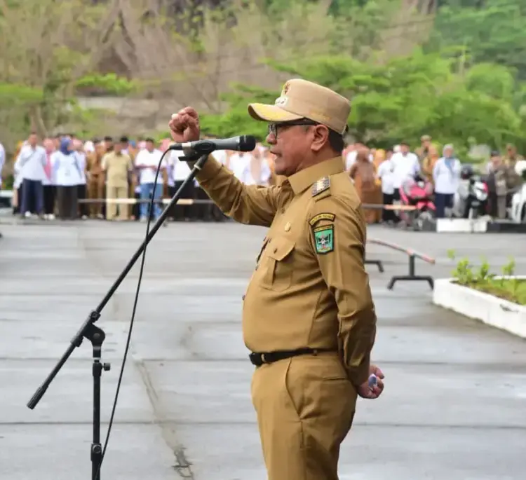 Pimpin Apel Pasca Cuti Lebaran, JKA Minta BKPSDM Investigasi Pegawai yang tak Hadir 1 APEL GABUNGAN— Bupati Padangpariaman John Kenedy Azis, memimpin apel gabungan perdana yang dihadiri seluruh ASN di lingkungan Pemerintah Padang Pariaman, Selasa (8/4).
