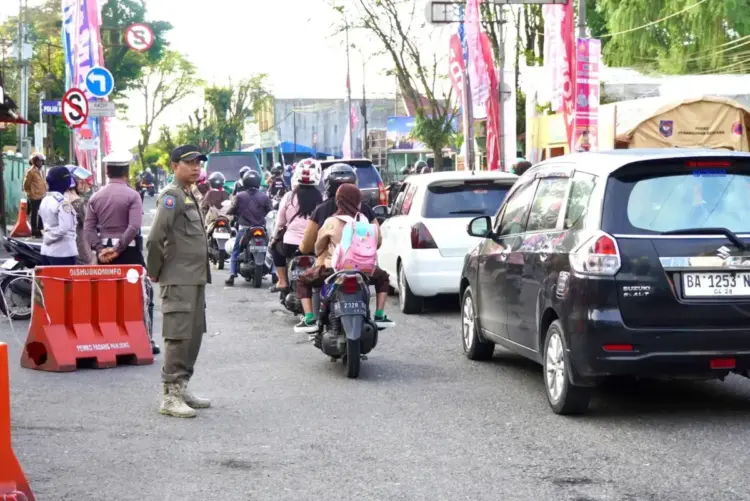 SISTEM SATU ARAH— Petugas berjaga di titik padat arus lalu lintas pada jam-jam sibuk pagi hari dan di saat pelaksanaan rekayasa lalu lintas Sistem Satu Arah (SSA) di sejumlah ruas jalan di Kota Padang Panjang, Rabu (9/4).