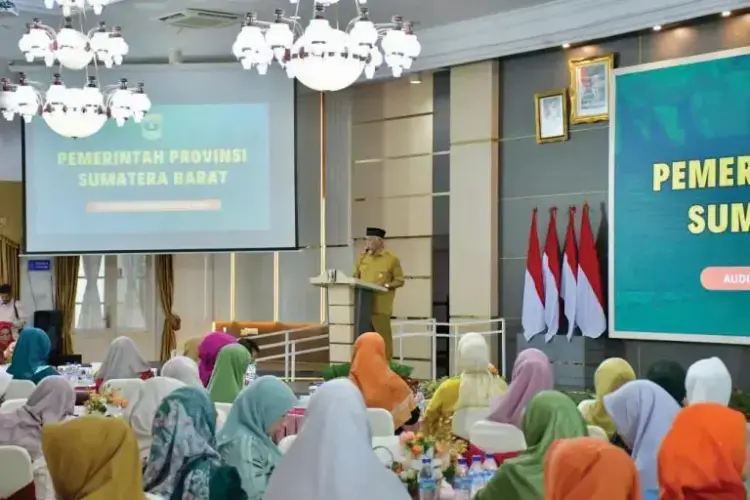 SAMBUTAN— Gubernur Sumbar, Mahyeldi Ansharullah memberikan sambutan pada kegiatan pertemuan Istri ISKADA se-Sumbar di Auditorium Gubernur Sumbar, Senin (14/4).