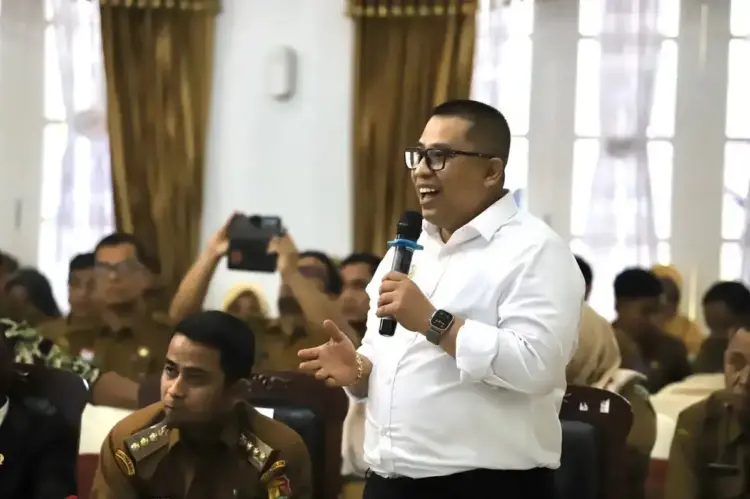 SAMPAIKAN—Wali Kota Padang Panjang  Hendri Arnis saat sampaikan usulan pembangunan Padang Panjang di Musrenbang Provinsi.