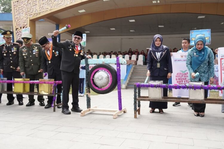 LAUNCHING Gerakan Tanah Datar BersiH— Bupati Tanahdatar Eka Putra melakukan pemukulan gong, tanda dimulainya Gerakan Tanahdatar Bersih.