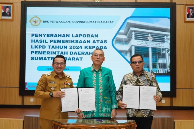 PERTAHANKAN OPINI WTP— Bupati Tanahdatar Eka Putra dan Ketua DPRD Anton Yondra, berfoto bersama Kepala BPK RI Perwakilan Sumbar Sudarminto Eko Putro.