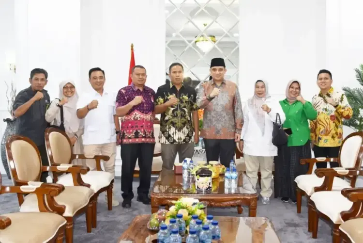KUNJUNGAN KERJA— Wakil Wali Kota Pariaman Mulyadi menerima kunjungan kerja anggota Komisi IX DPR RI, Ade Rezki Pratama, di ruang Balaikota Pariaman.