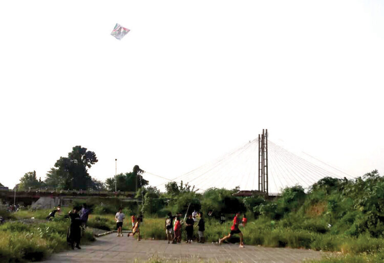 ILUSTRASI— Bermain layang layang.