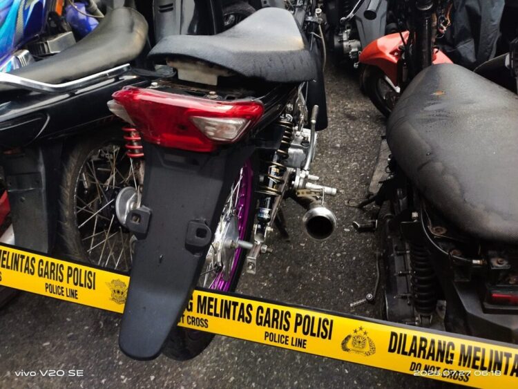 AMANKAN— Puluhan unit kendaraan roda dua diamankan personel  gabungan Polres Payakumbuh saat Operasi Cipta Kondisi, Sabtu-Minggu (26-27/7) dini hari.