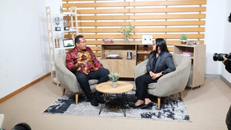 AUDIENSI—Wali Kota Pariaman, Yota Balad, saat melakukan audiensi dan tapping program Nusa Raya di Kompas Gramedia, Jakarta.