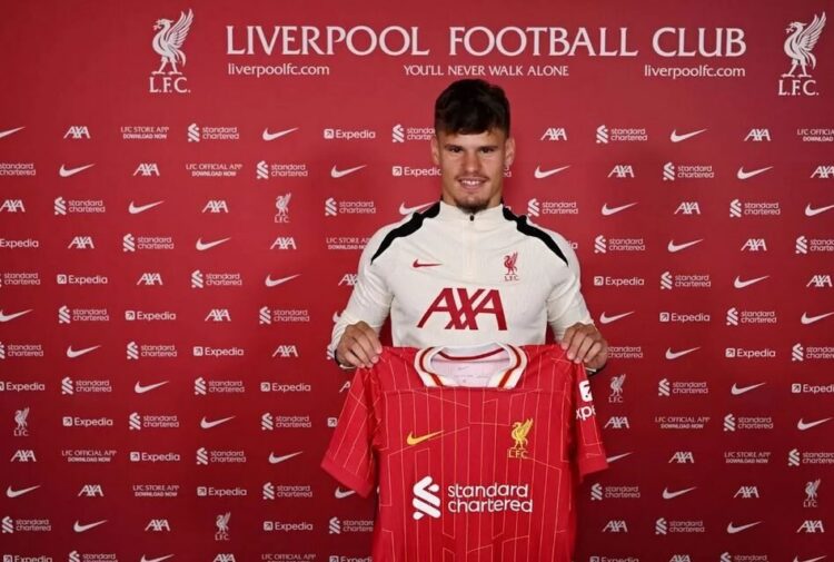 RESMI— Perkenalan Milos Kerkez setelah resmi bergabung dengan Liverpool.