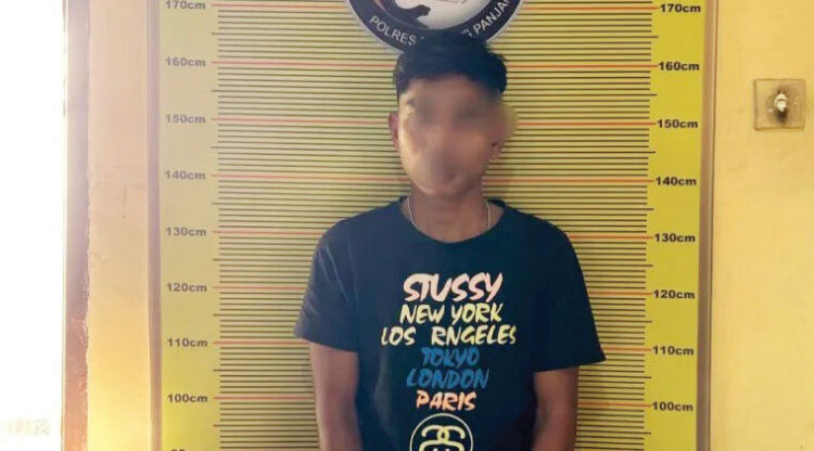 KURIR SABU—
Pelaku SA (19) yang diduga sebagai kurir sabu ditangkap Tim Satresnarkoba Polres Padangpanjang
di parkiran hotel.