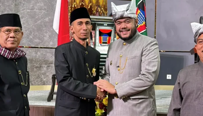 Kepala Unit Komunikasi & Kesekretariatan PT Semen Padang Terima Pin Emas Pemko