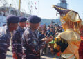 Disambut Secara Adat Saat Merapat di Pelabuhan Teluk Bayur, KRI Bima Suci Kibarkan Persatuan Angkatan Laut se-Asean Plus
