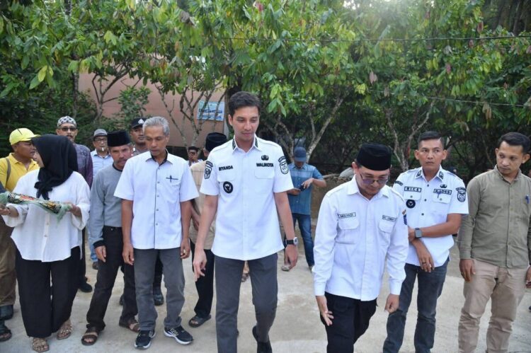 MENUJU LOKASI—Wali Kota Sawahlunto Riyanda Putra menuju lokasi peresmian pelebaran jembatan Masjid Baitunnur Kenagarian Kubang, yang berlokasi di Desa Pasar Kubang, Rabu (30/7).