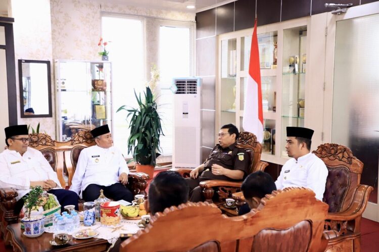 AUDENSI—Wali Kota Solok, Dr. Ramadhani Kirana Putra, saat menerima audiensi dari Kepala Kejaksaan Negeri (Kajari) Kota Solok, Medie, S.H.,
di ruang kerja Wali Kota Solok pada Kamis (31/7).