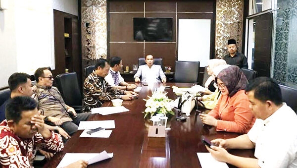 Komisi V DPRD Sumbar Terima Kunjungan Kerja DPRD Bengkulu, Isu Perlindungan Sosial bagi Pekerja Informal jadi Pembahasan 1 DISKUSI— Anggota Komisi V DPRD Sumbar, Salamat Simamora saat berdiskusi dengan anggota DPRD Provinsi Bengkulu.