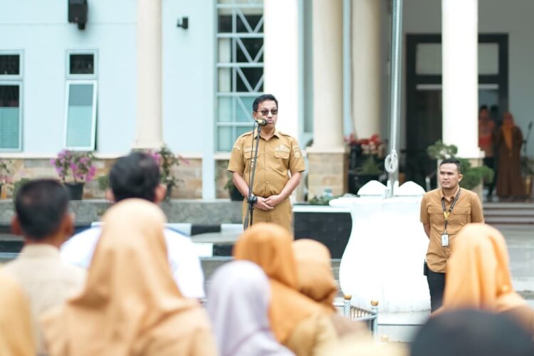 SAMBUTAN—Bupati Solok Selatan Khairunas berikan sambutan dalam Apel Gabungan ASN di Halaman Kantor Bupati Solok Selatan, Senin (29/9).