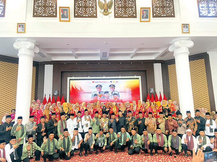 Wisata Adat Manyilau Kampuang, Bukittinggi Sambut Ratusan Perantau Kurai dari Riau 1 SAMBUT PERANTAU— Pemko Bukittinggi sambut ratusan perantau Minang khususnya Nagari Kurai Limo Jorong yang berdomisili di Riau, dalam “Wisata Adat Manyilau Kampuang” yang digagas IKKLJ Riau”, di Balairung Rumah Dinas Wali Kota Bukittinggi, Sabtu (6/9).